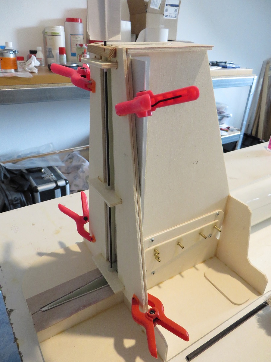 Jig for drilling the stabilizer positioning holes and the alignment of the rudder hinges