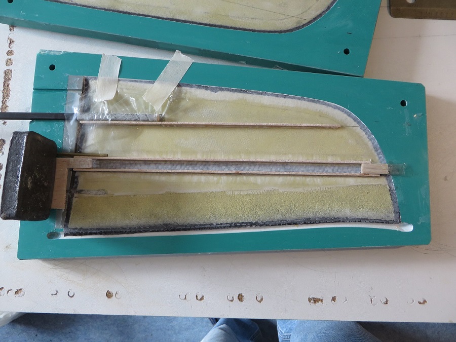 Installing the spars and the joiner tube in the upper laminate